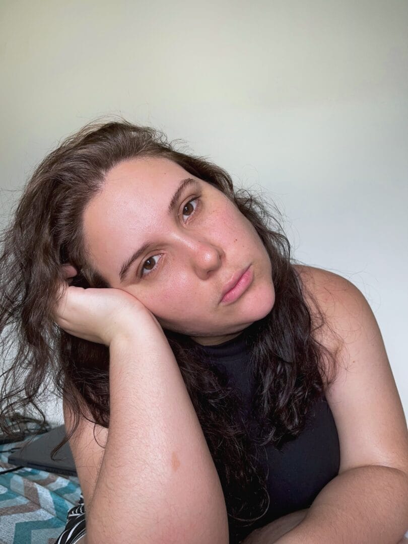 Chica con cabello castaño ondulado y ojos marrones. Sobre mi.